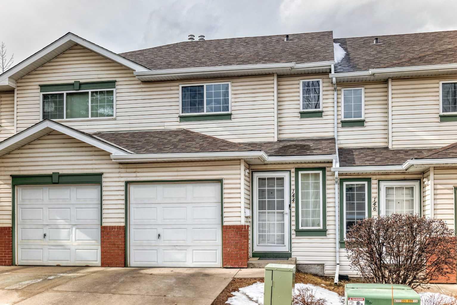 Row/Townhouse in Country Hills