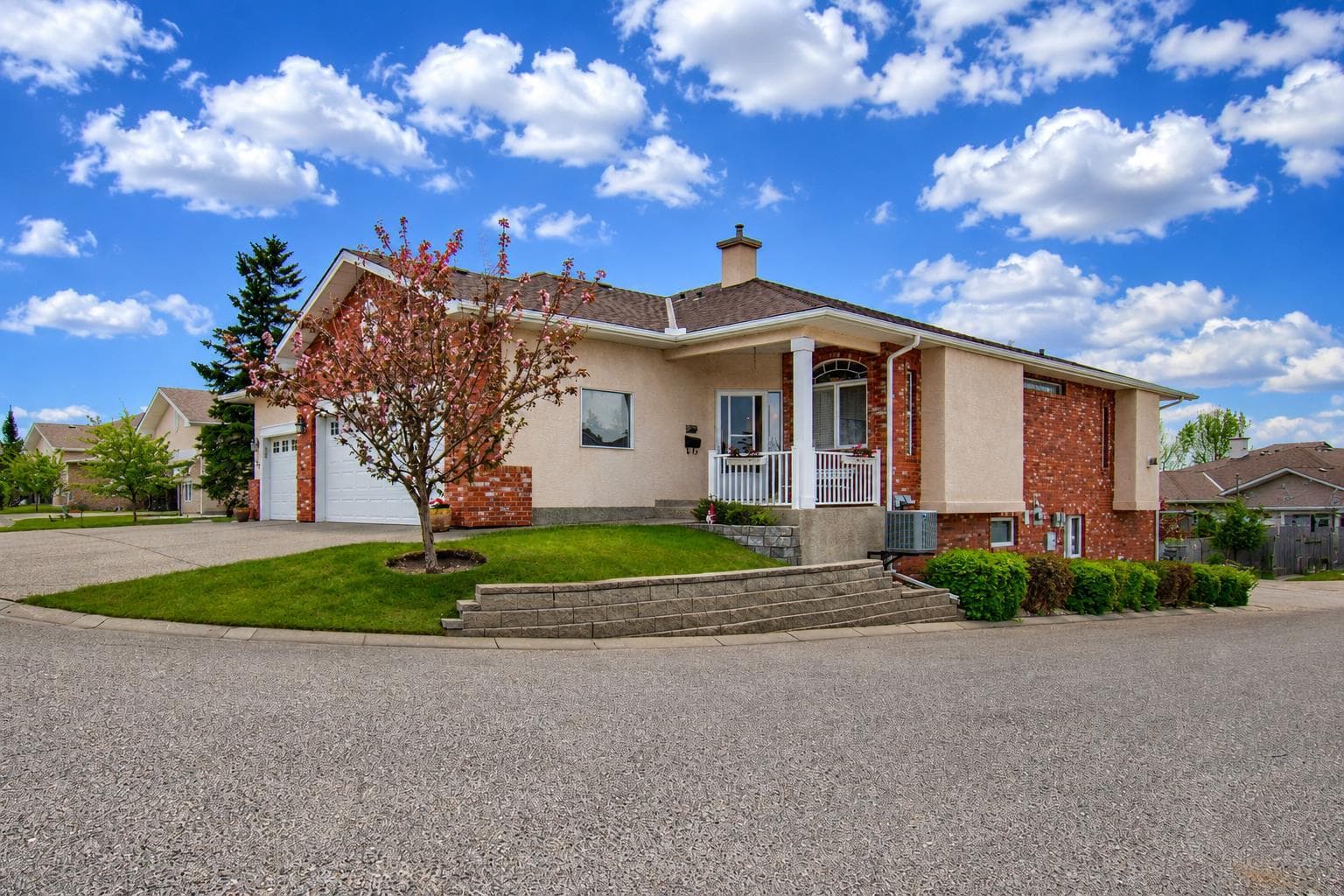 Semi Detached (Half Duplex) in Christie Park