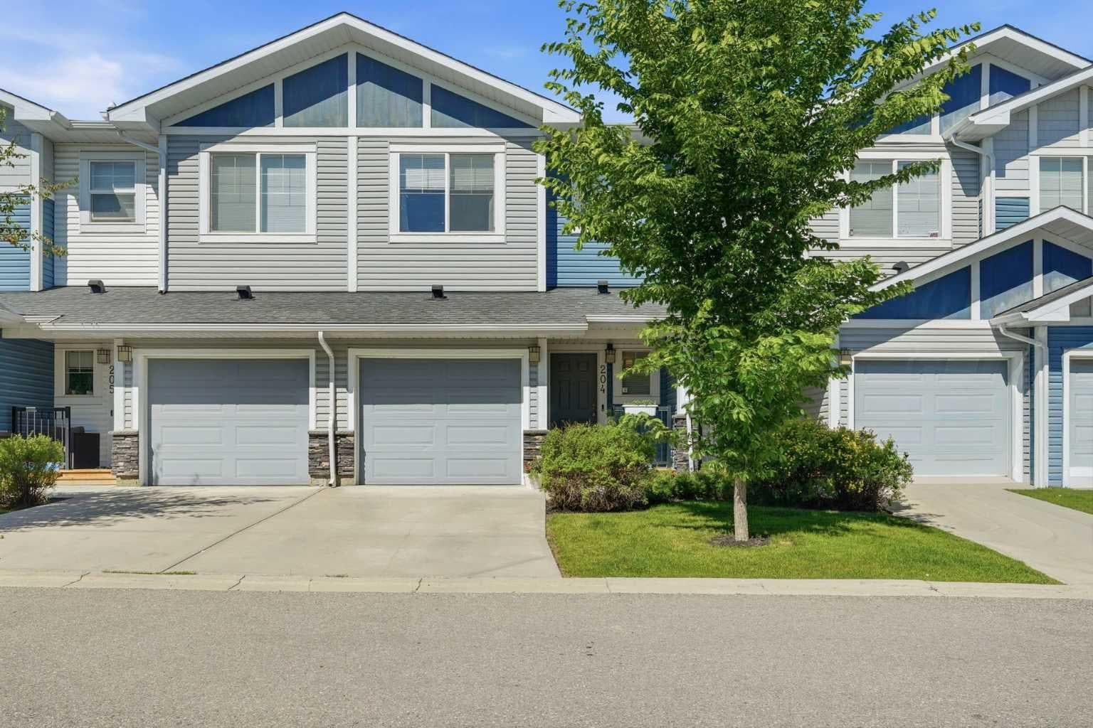 Row/Townhouse in Jumping Pound Ridge