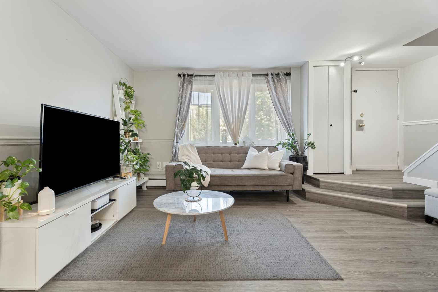 Row/Townhouse in Glenbrook